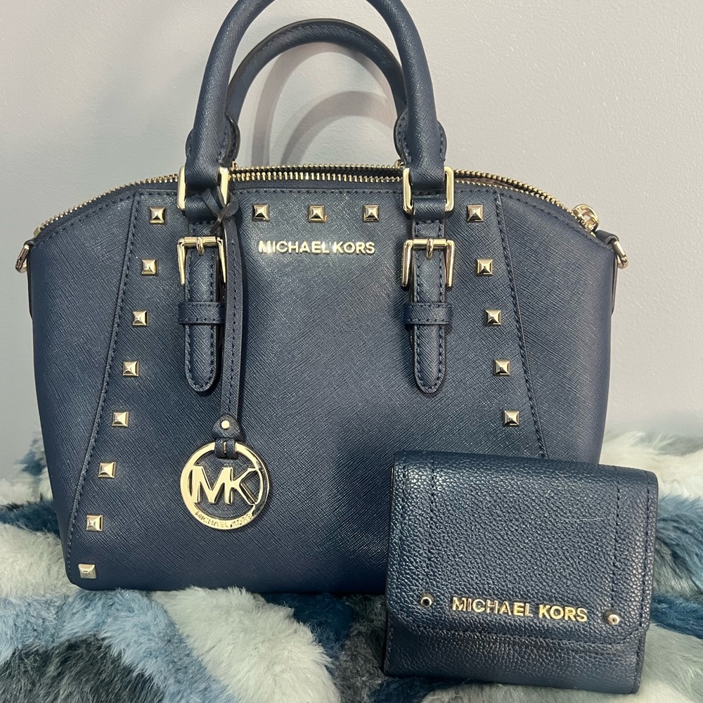 Michael Kors pose and wallet
